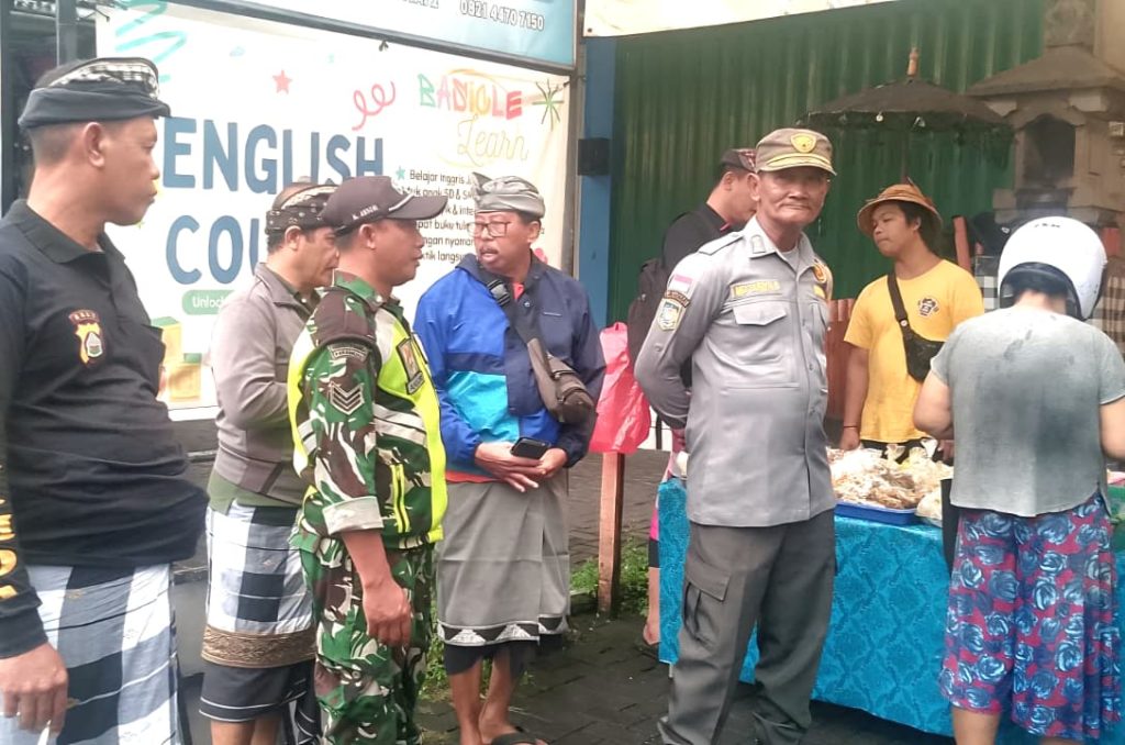 Babinsa Desa Dalung Bersama Aparat Gabungan Laksanakan Pendataan Pedagang Liar di Trotoar