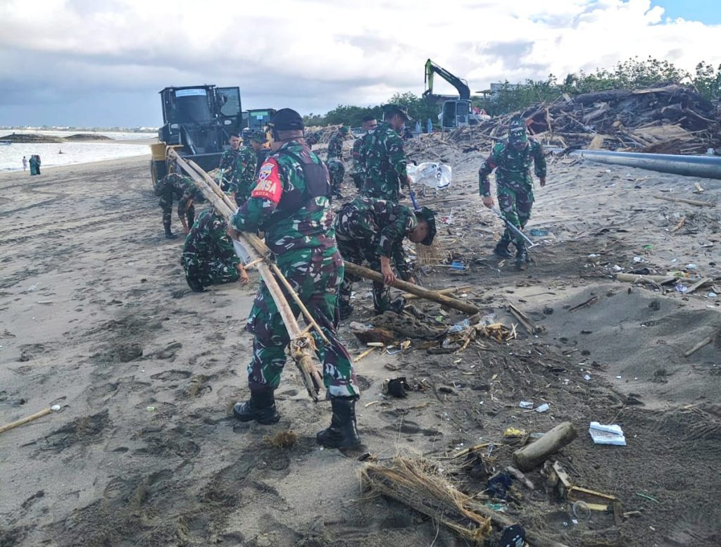 Kolaborasi Kodim 1611/Badung Bersihkan Pantai Jerman, Sasar Sampah Plastik dan Material Padat