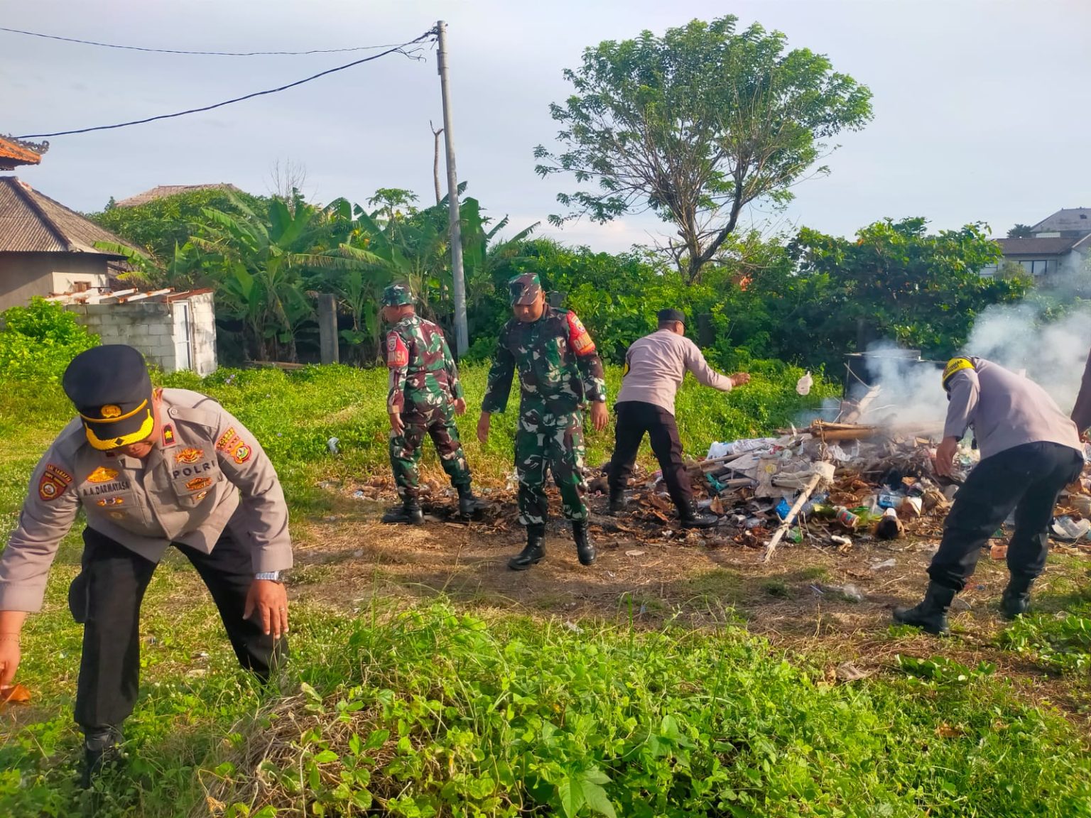 Bersih-Bersih Gabungan di Pantai Munggu: Jaga Kebersihan, Tingkatkan Kenyamanan Wisatawan