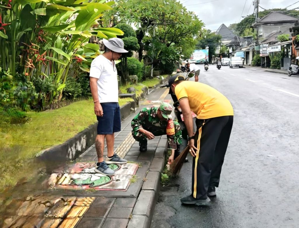 Babinsa Serka Ibrahim Ajak Warga Gotong Royong Bersih Lingkungan, di Jalan Danau Beratan Desa Sanur Kaja