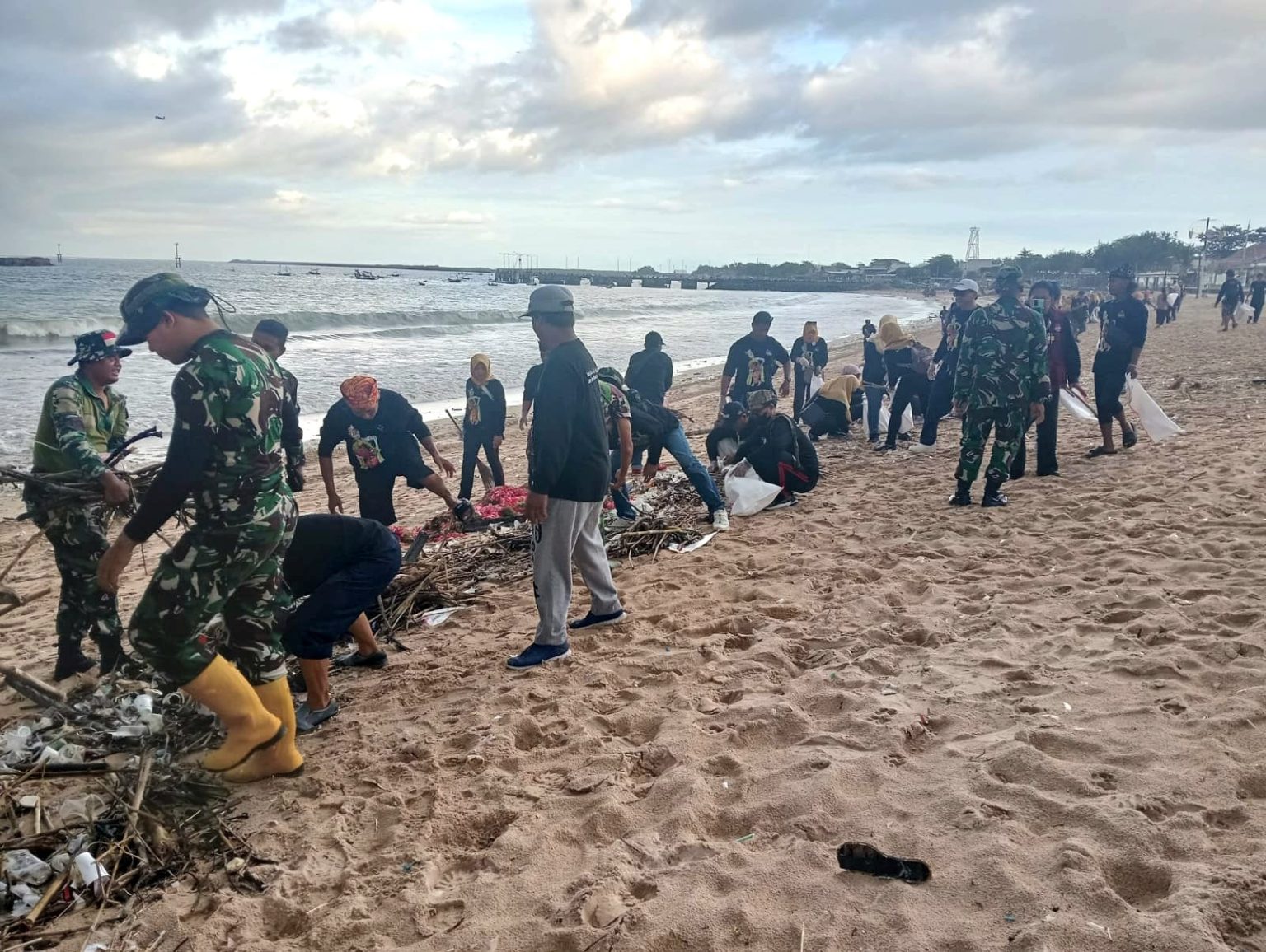 Karya Bhakti Ratusan Personel Kodim 1611/Badung & Masyarakat, Bebaskan Pantai Kedonganan dari Sampah