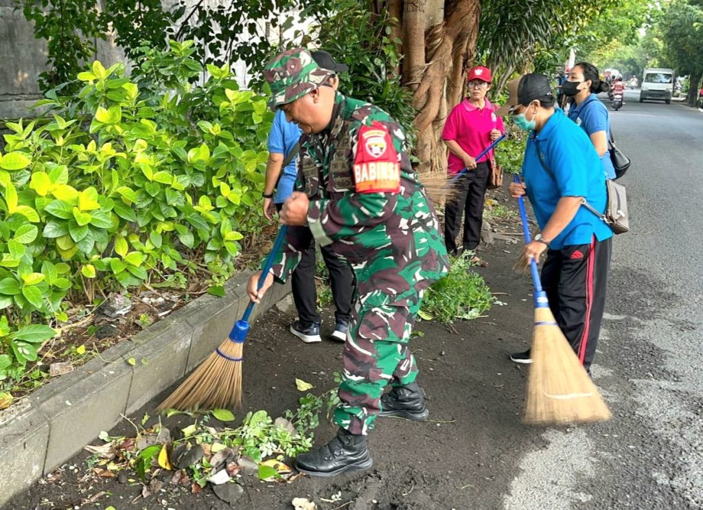 Babinsa bersama Warga Desa Sidakarya Gotong Royong Bersihkan, Got dan Pinggiran Jalan