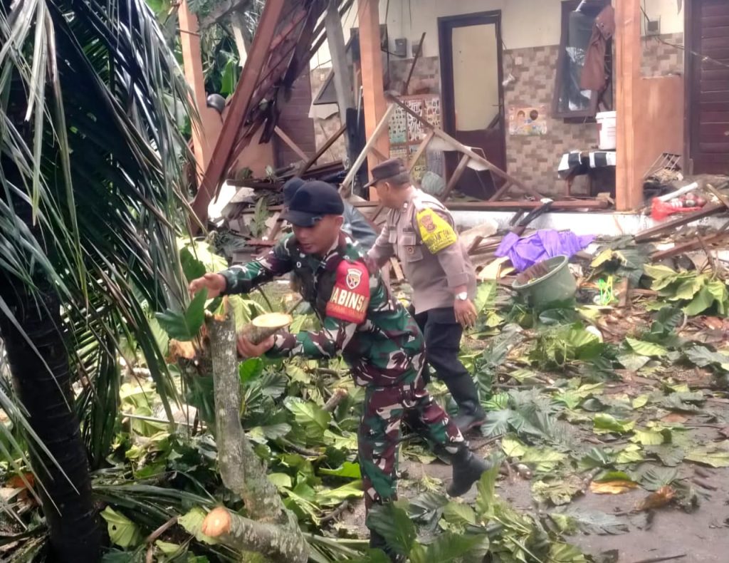Angin Kencang Akibat Cuaca Ekstrim, Pohon Tumbang Menimpa Kamar Kos, Babinsa & Berbagai Pihak Turun Tangan Atasi