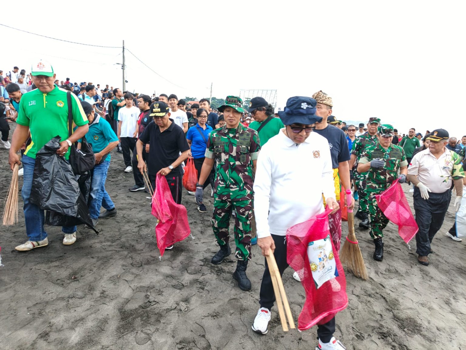 Bersama Forkopimda dan Masyarakat, Dandim Badung Sukses Bersihkan Pantai Padang Galak
