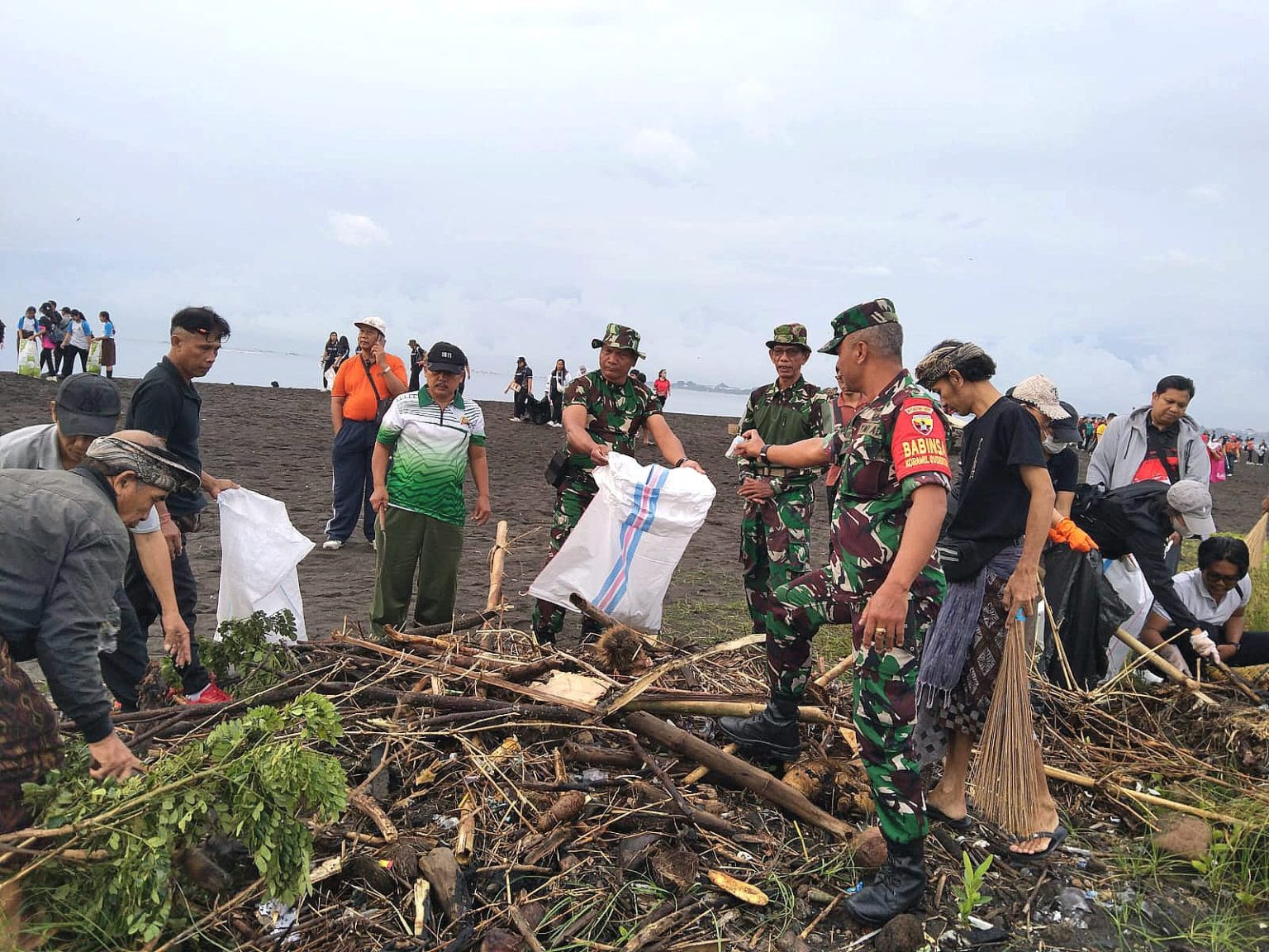 Puluhan Personel Kodim 1611/Badung, Ikut Andil Tangani Sampah di Pesisir Pantai Biaung Denpasar