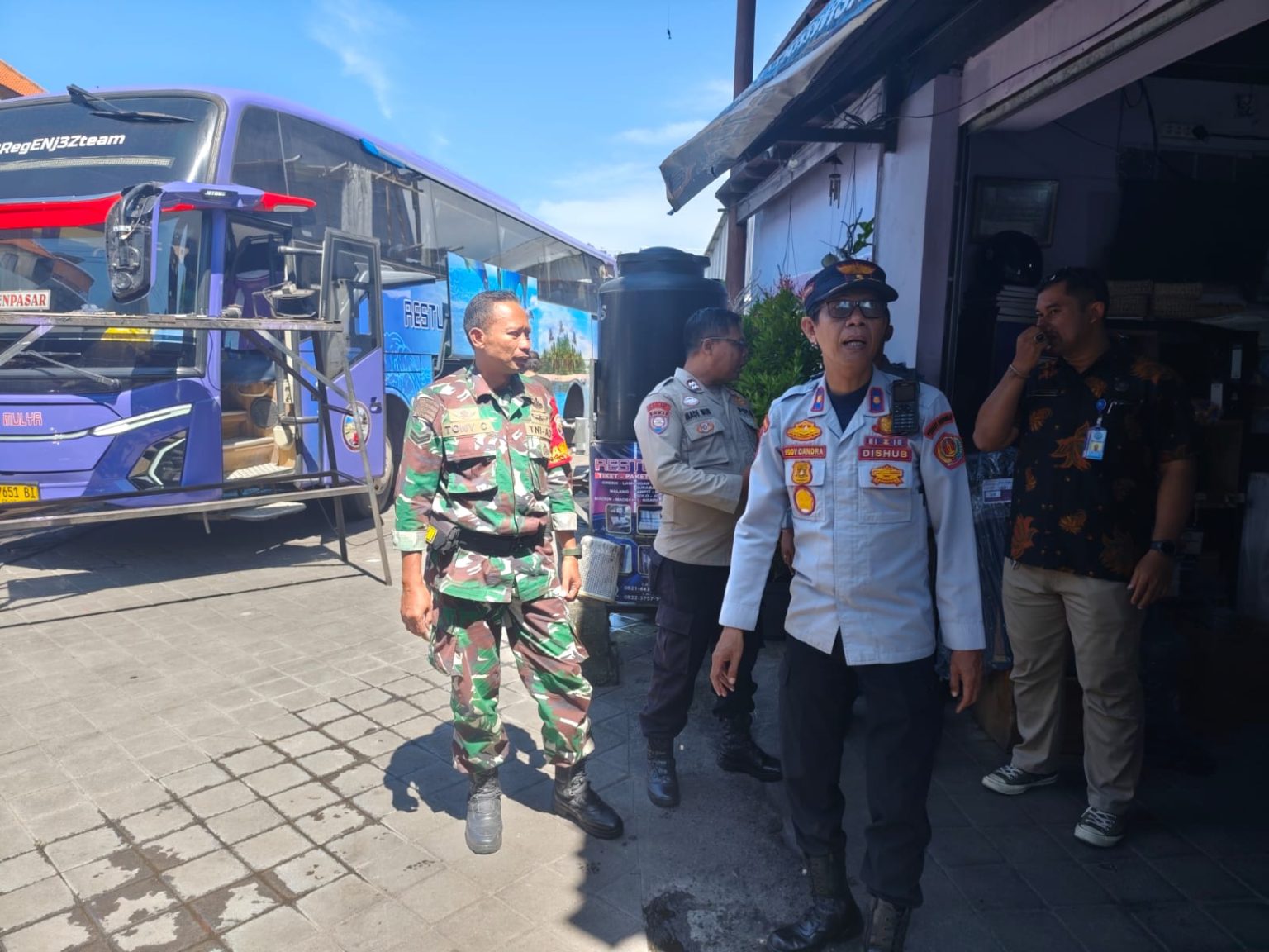 Babinsa Sertu Tony Cahyono, Lakukan Pendampingan Pengecekan Armada Bus PO. Restu Mulya
