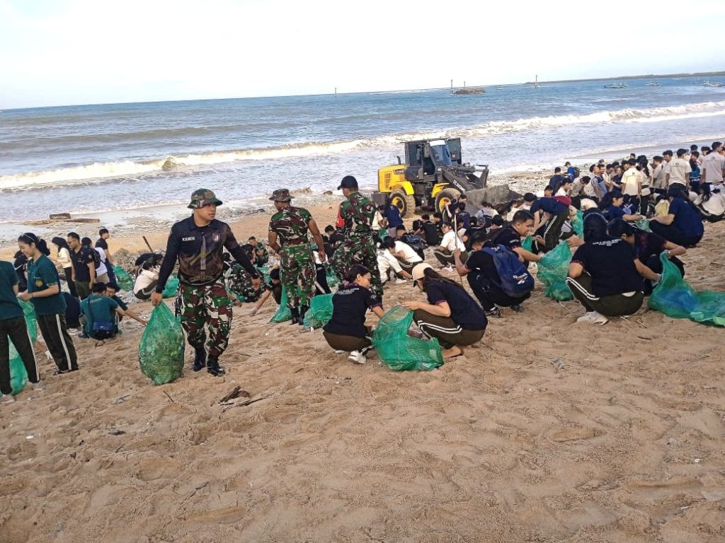 Kolaborasi Kodim 1611/Badung: Ratusan Peserta Bersihkan Sampah Pesisir Pantai Kedonganan Pulau Dewata