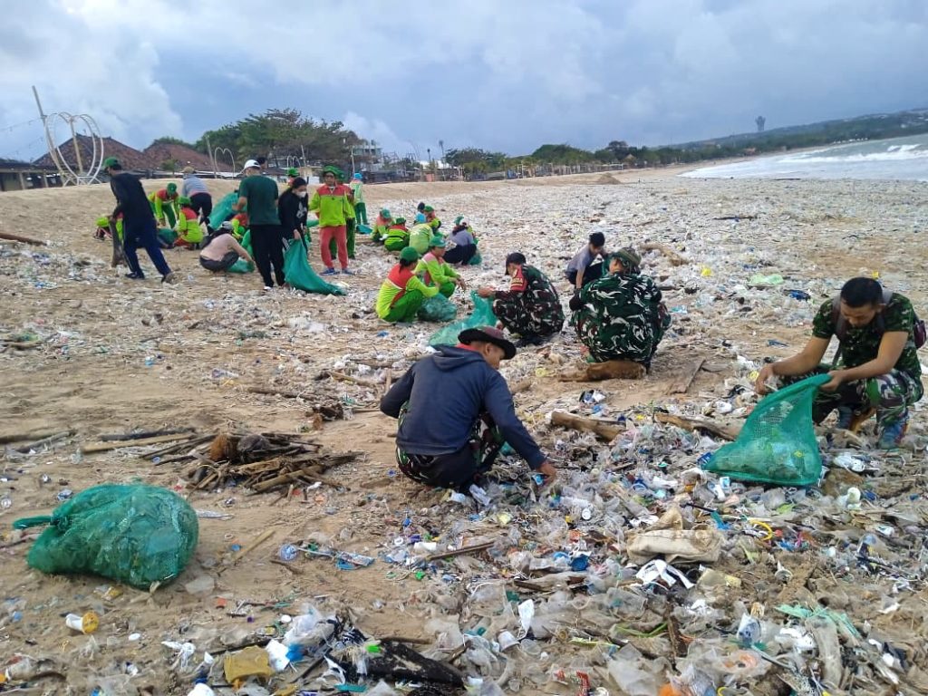 Kodim 1611/Badung, Tunjukkan Kepedulian, Bersihkan Sampah Plastik dan Kayu di Pesisir Pantai