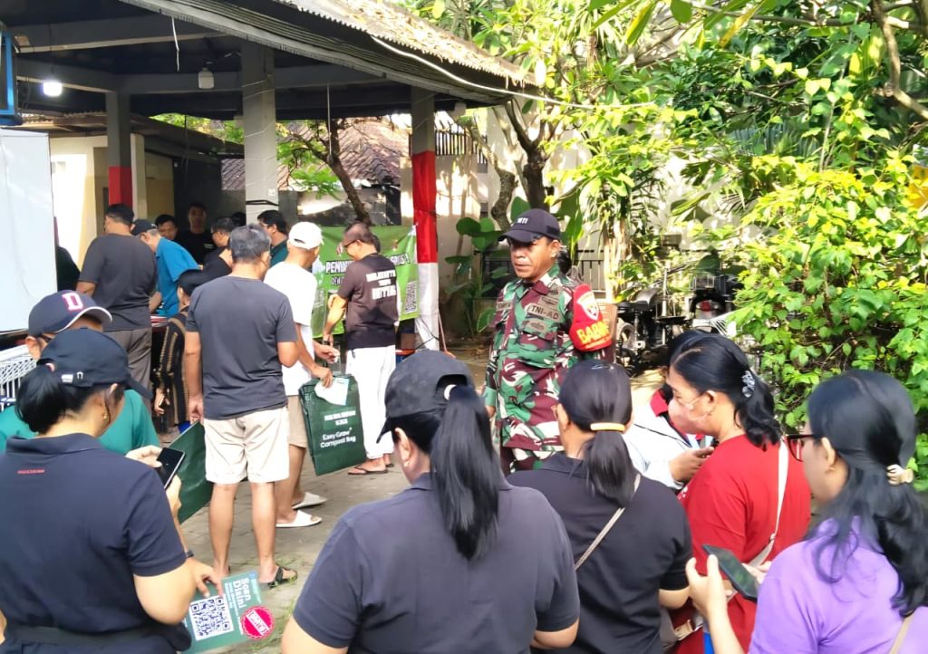 Babinsa Sertu Bonifasius Dampingi Pembagian Compost Bag dan Sosialisasi di Kelurahan Panjer