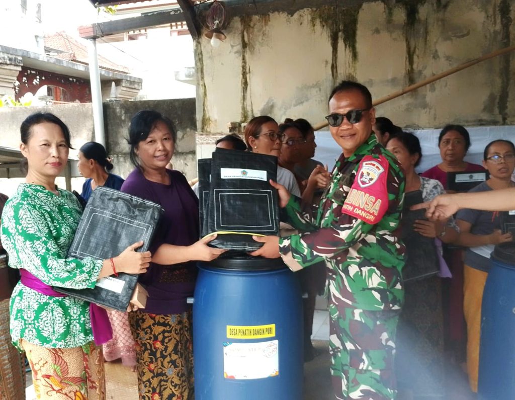 Koptu Kadek Wiradi Dampingi Sosialisasi Komposter, Dorong Desa Jadi Contoh Pengelolaan Sampah