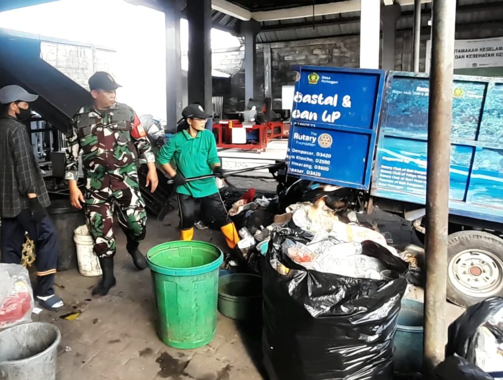 Pengawasan Pengelolaan Sampah: Babinsa Pemogan Filter Sampah Sebelum Dibawa ke TPA Suwung