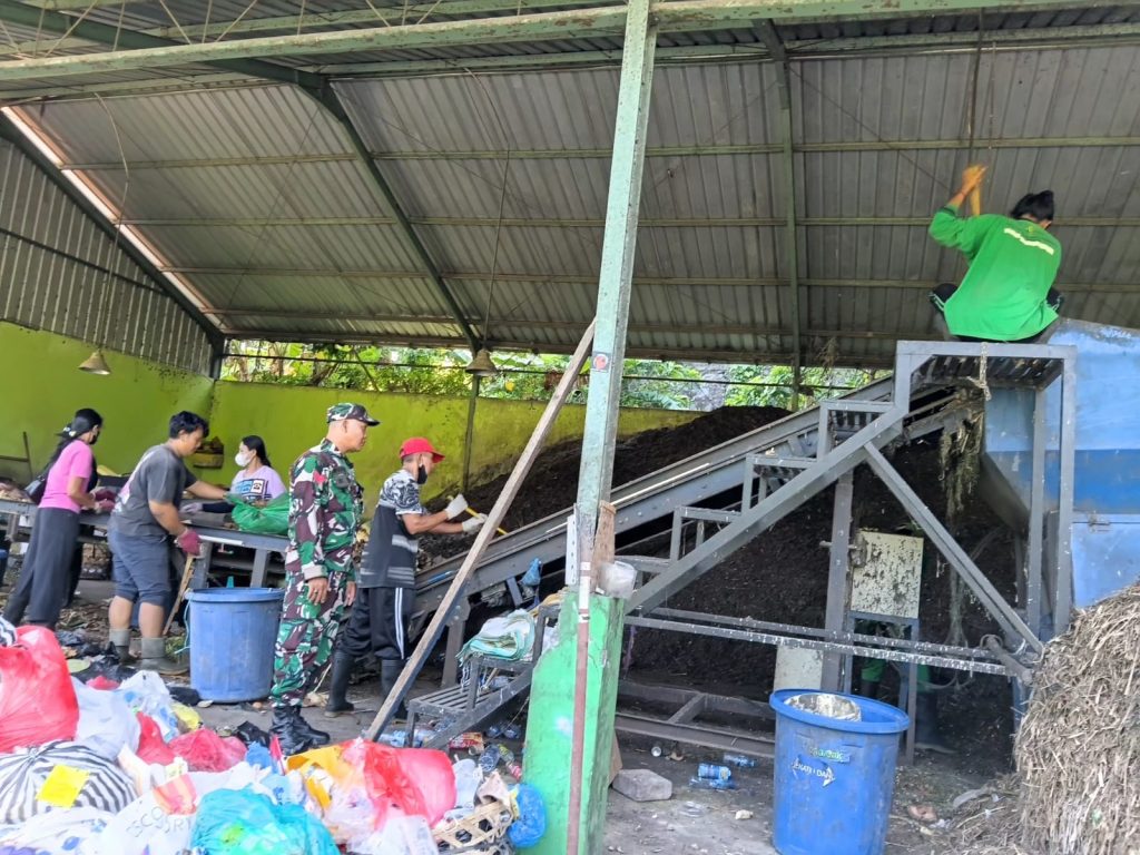 Pemantauan Proses Pengelolaan Sampah di TPS 3R: Babinsa & Pemdes Upayakan Sistem Pemilahan Sampah yang Baik