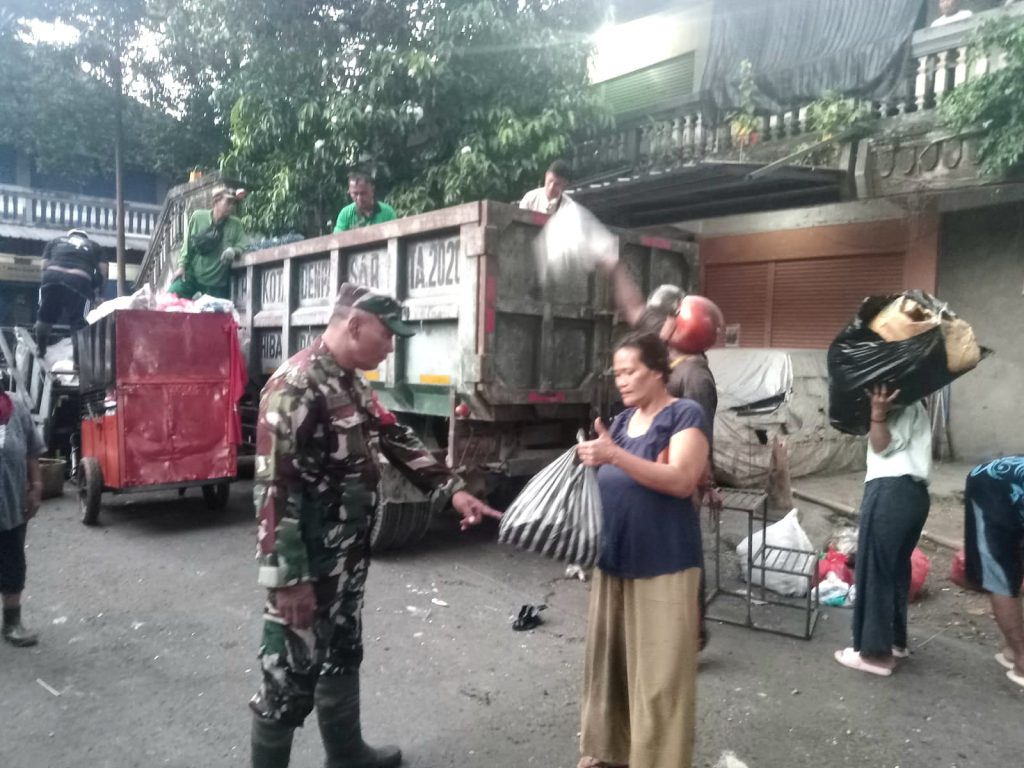 Babinsa Peltu Gede Ribek, Lakukan Pengawasan Tata Cara Pembuangan Sampah di TPS