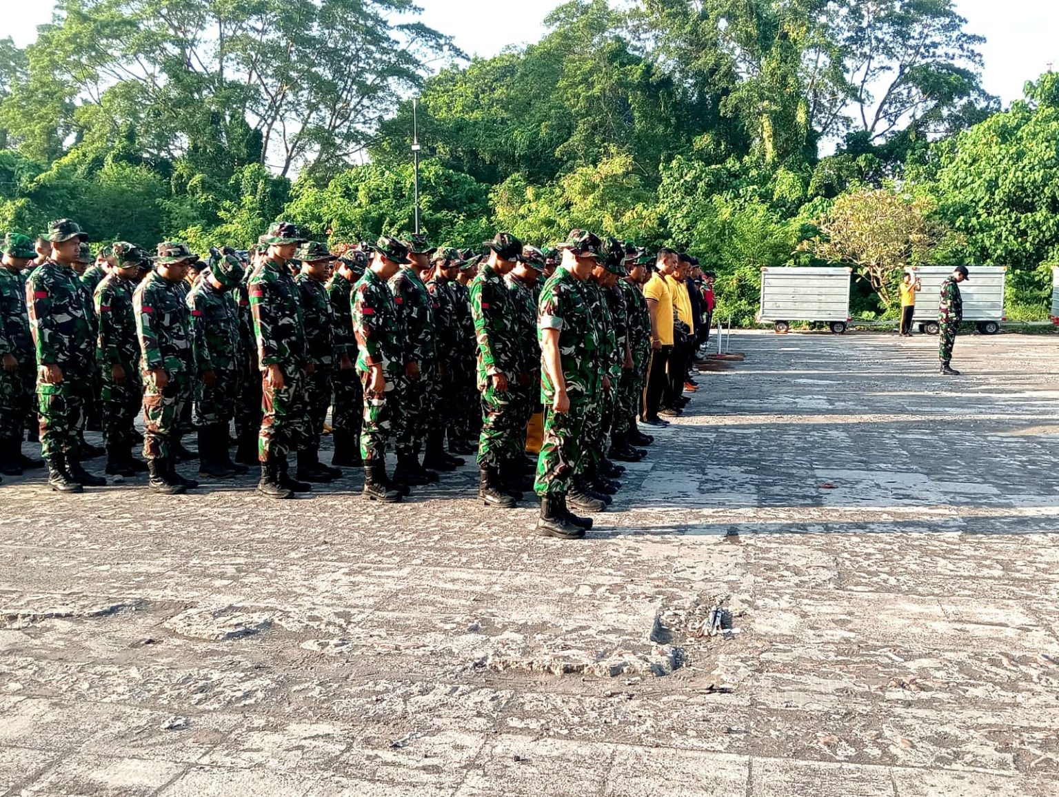 Puluhan Personel Kodim 1611/Badung, Apel Gabungan Dalam Aksi Bersih-bersih Lingkungan di Kuta
