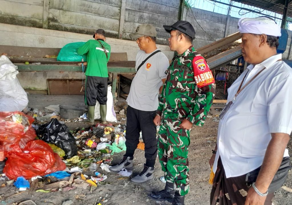 Pastikan Sampah Terpilah dari Sumber: Babinsa Ubung & Tim Gelar Pengawasan Sampah di TPS 3R Ubung