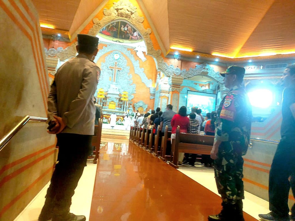 Jamin Kelancaran Ibadah! Serka Zainal Arifin, Lakukan Pengamanan Ibadah di Gereja YGYB