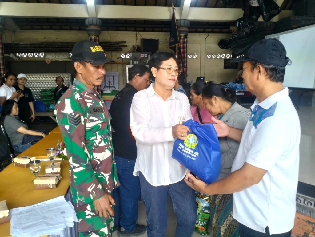 Penyaluran Bantuan Sosial Dana Desa Berjalan Lancar, Babinsa: Kami Selalu Hadir di Tengah Rakyat