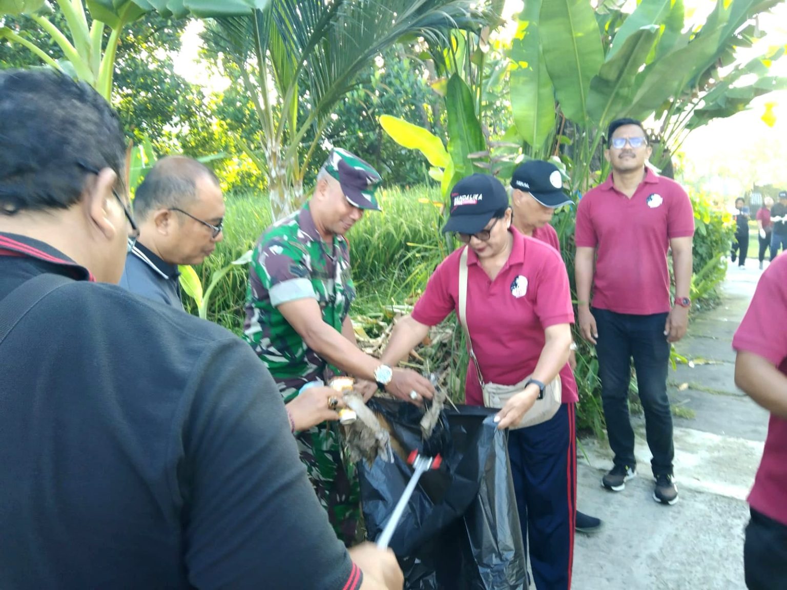 Semangat Jumpa Berlian: Babinsa dan Warga Kesiman Kertalangu, Padukan Tenaga Bersihkan Lingkungan
