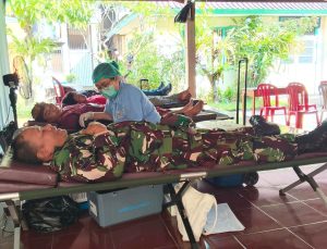 Babinsa Serka I Gede Wasana Ikut Donor Darah: Wujud Kemanunggalan TNI dan Rakyat