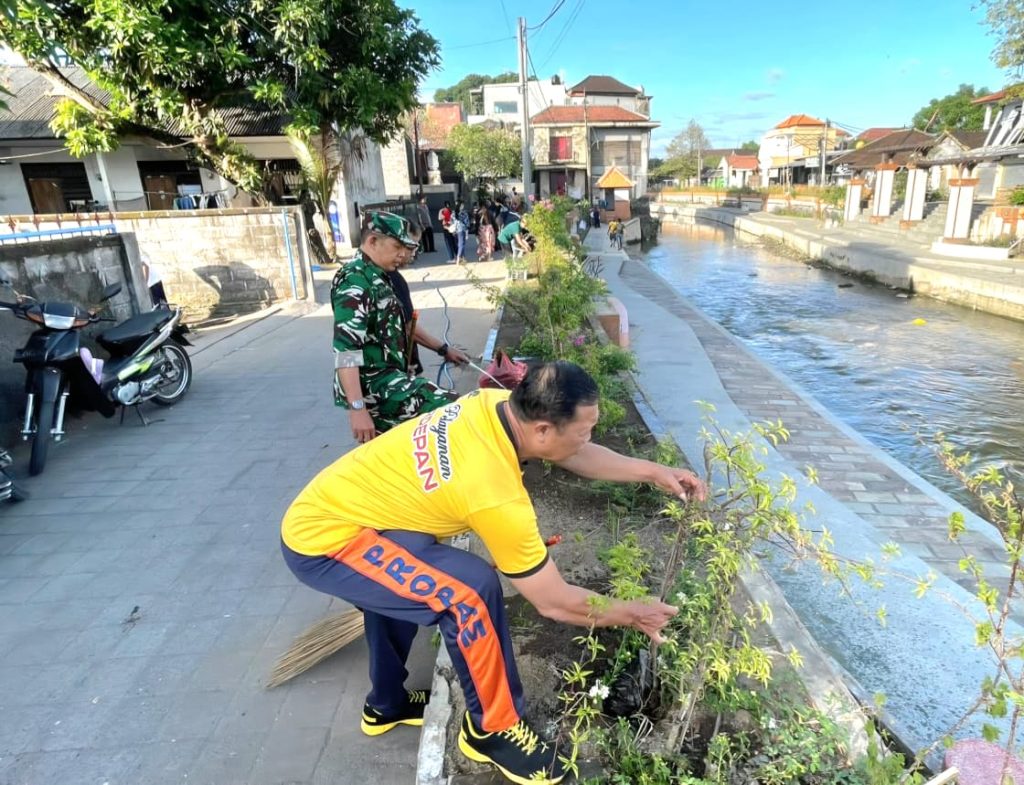 Nampak Nyata! Semangat Kerja Bakti & Penghijauan di Tukad Badung: Babinsa dan Warga Bersatu Jaga Lingkungan