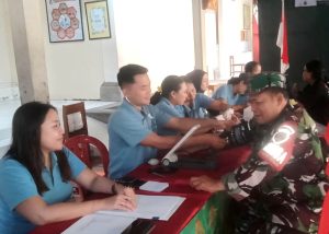 Bentuk Sinergitas Babinsa Bersama Warga Ikut Meramaikan Safari Kesehatan di Desa Dauh Puri Klod