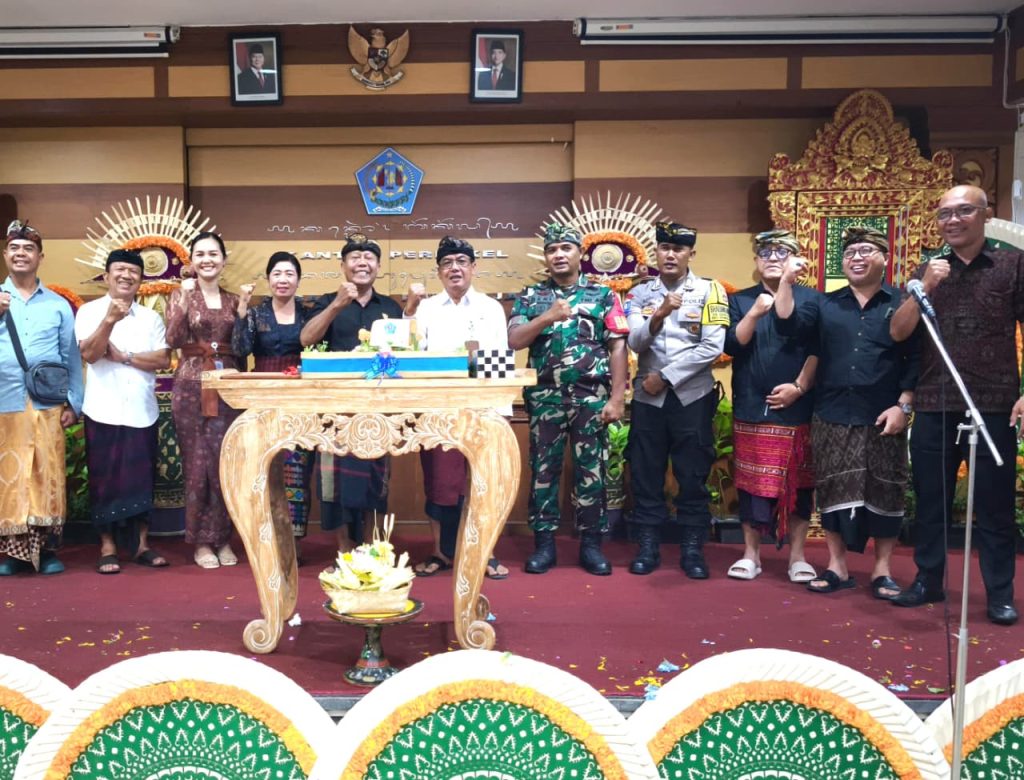 HUT ke-44 Desa Dauh Puri Kaja: Babinsa Hadir Pererat Sinergitas TNI dan Masyarakat