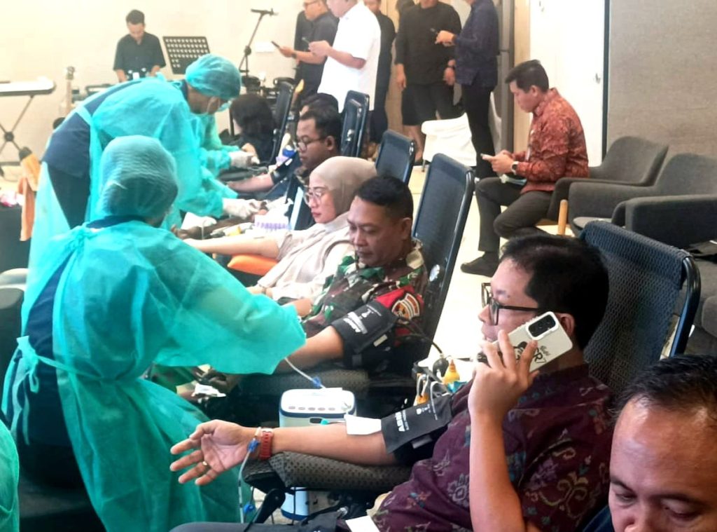 Aksi Donor Darah Sukses di Gelar: Babinsa Sertu Nyoman Wijana, Hadir Dukung dan Berpartisipasi Demi Kemanusiaan