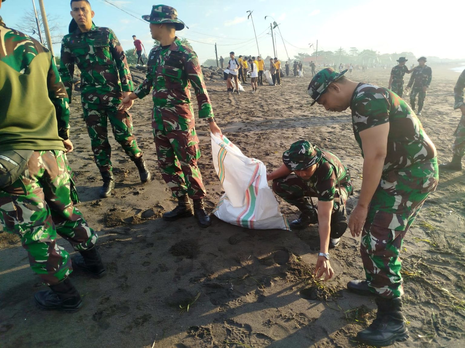 Jaga Kelestarian Alam: Kasdim Badung dan Forkopimda Hadir Dalam Aksi Bersih Pantai Padang Galak