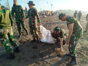 Jaga Kelestarian Alam: Kasdim Badung dan Forkopimda Hadir Dalam Aksi Bersih Pantai Padang Galak
