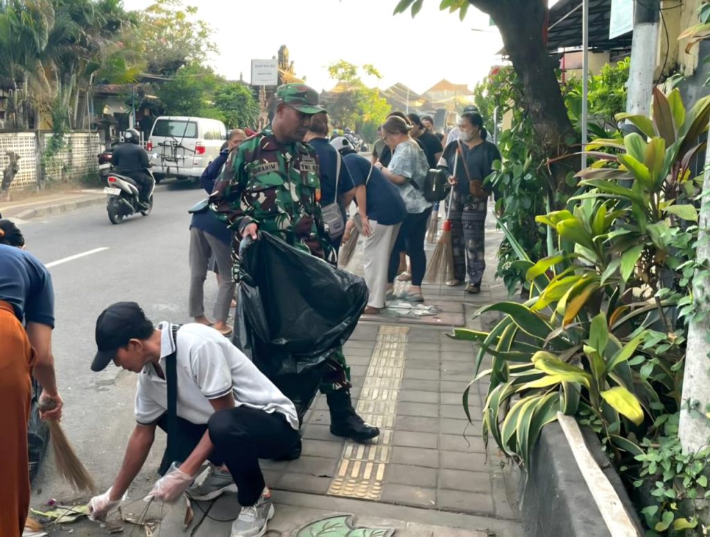 Babinsa Sanur Kaja: Gotong Royong Jadi Wujud Kepedulian Nyata Jaga Lingkungan