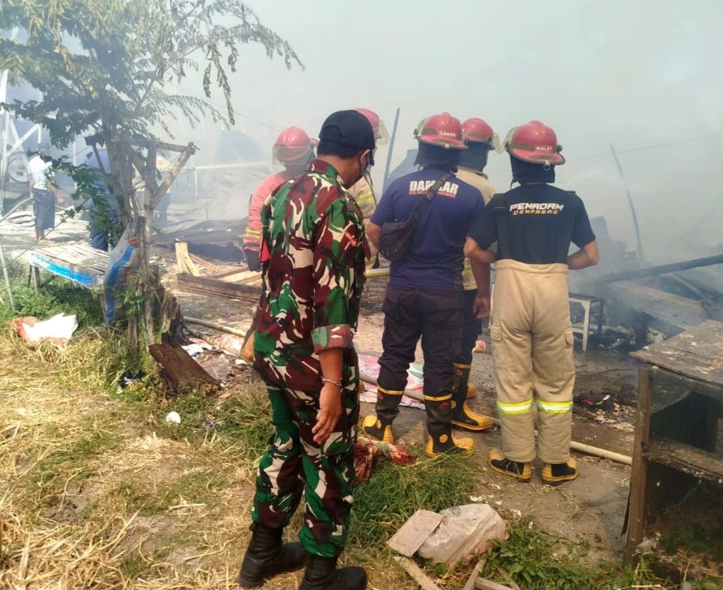Babinsa Kopda Kadek Swastika, Koordinasi Warga Kendalikan Api Sebelum Tim Pemadam Tiba di Lokasi Kebakaran