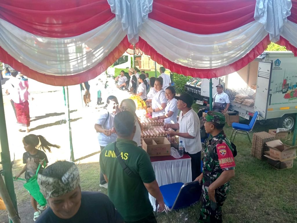 Babinsa Tuban Pantau Pastikan Kelancaran Pasar Murah Bersubsidi, Menyambut Galungan-Kuningan di Desa Adat Kelan