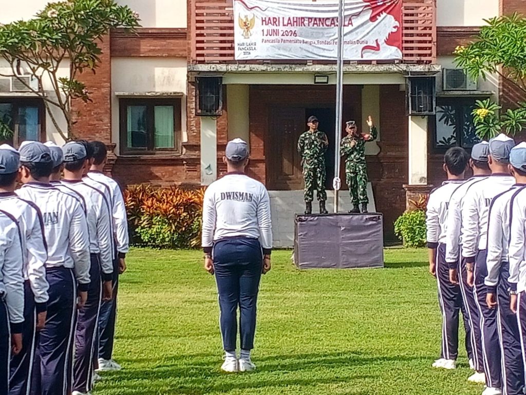 Lewat PBB, Babinsa Koramil 1611-05/Abiansemal Tanamkan Nilai Patriotisme dan Kedisiplinan di Kalangan Pelajar