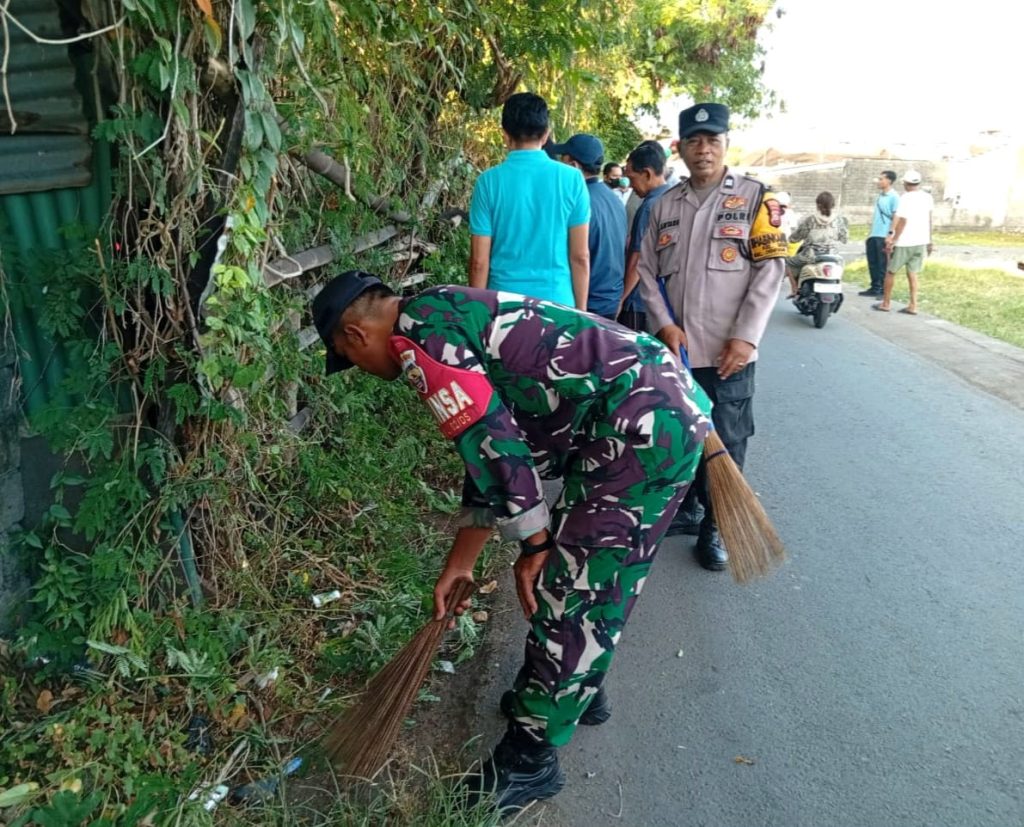 Gotong Royong Bersih Lingkungan, Babinsa Serka Kadek Sukayasa: Kebersihan Lingkungan Tanggung Jawab Bersama