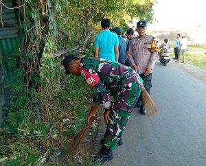 Gotong Royong Bersih Lingkungan, Babinsa Serka Kadek Sukayasa: Kebersihan Lingkungan Tanggung Jawab Bersama
