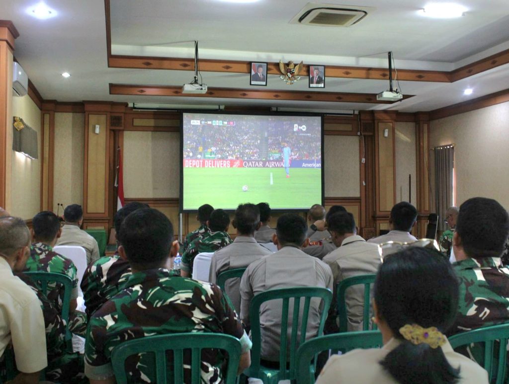 Kebersamaan TNI‑Polri: Nobar Piala Dunia FIFA 2026 Berlangsung Meriah di Makodim 1611/Badung