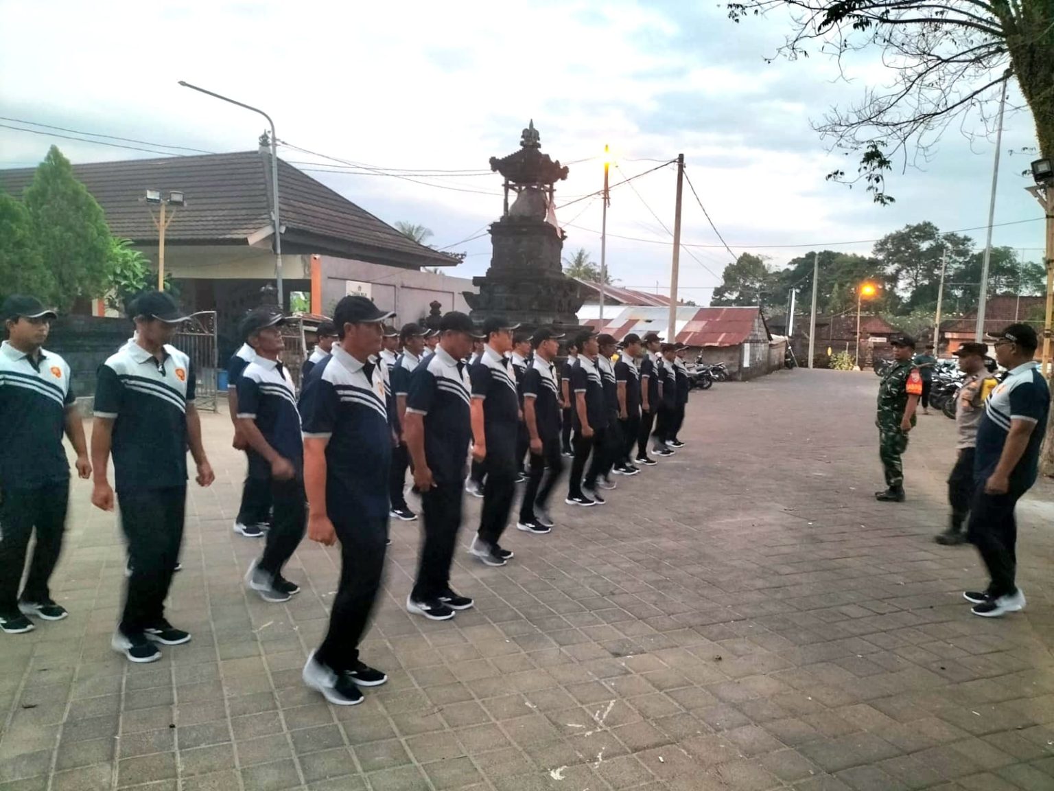 Tingkatkan Profesionalisme Tugas: Dibimbing Babinsa, Linmas Desa Sedang Latihan PBB di Lapangan Desa