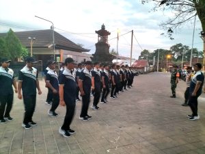 Tingkatkan Profesionalisme Tugas: Dibimbing Babinsa, Linmas Desa Sedang Latihan PBB di Lapangan Desa
