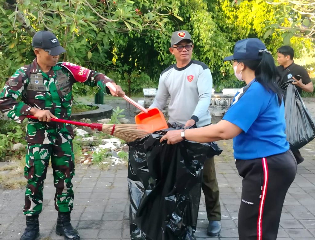 Jaba Pura Geger Jadi Pusat Aksi Bersih Sampah: Babinsa & Warga Bergerak Wujudkan Lingkungan Asri