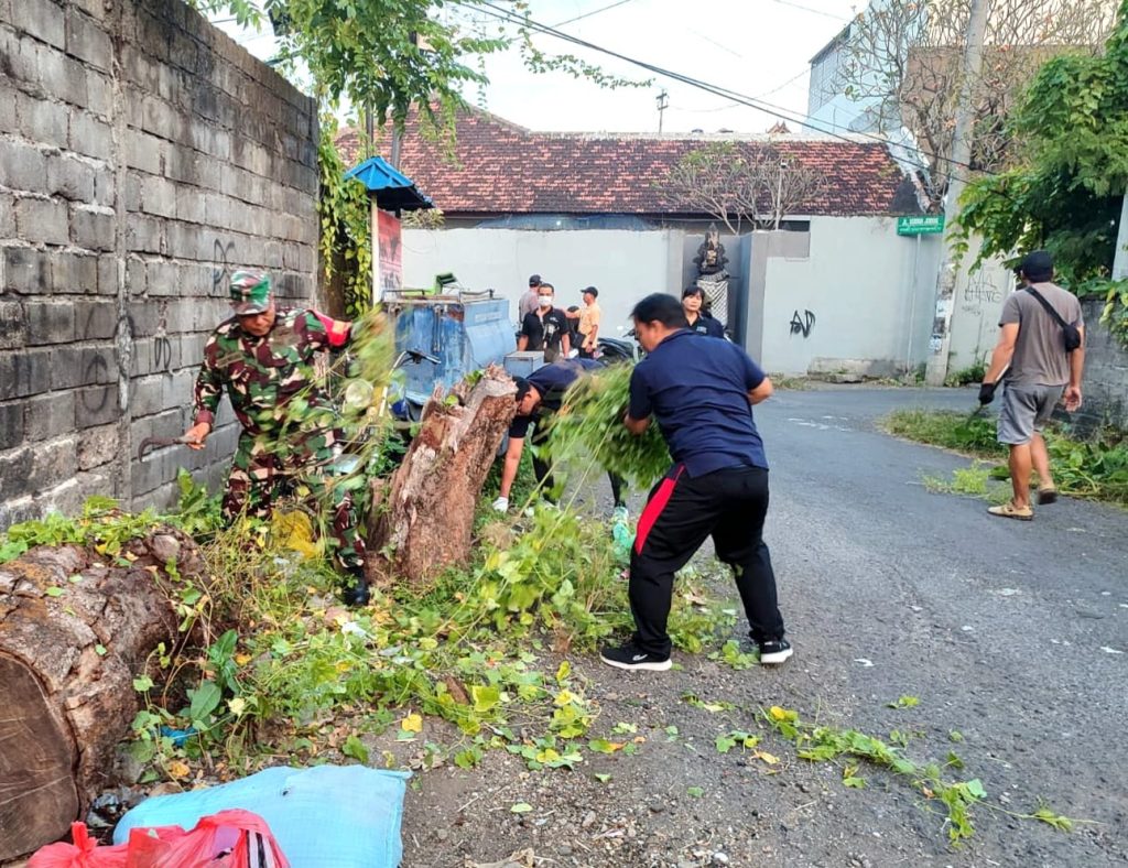 Cegah Genangan dan Sarang Nyamuk, Babinsa & Warga Bersihkan Parit Secara Menyeluruh