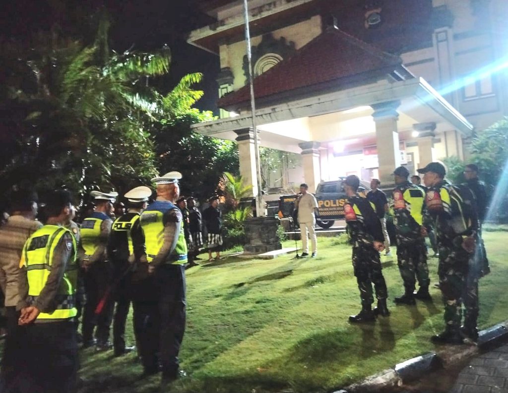Sinergi Koramil 1611-08/Kuta Selatan dan Unsur Adat Perkuat Pengamanan Malam di Titik Rawan