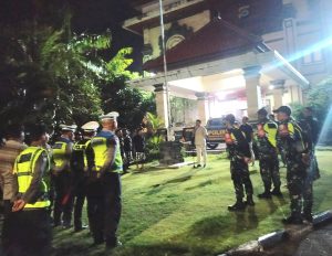 Sinergi Koramil 1611-08/Kuta Selatan dan Unsur Adat Perkuat Pengamanan Malam di Titik Rawan