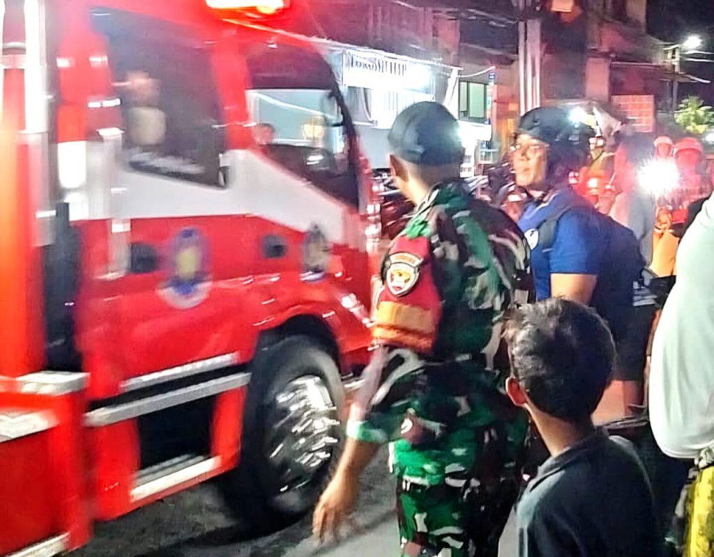 Selasa Malam, Babinsa Pedungan Gerak Cepat Bersama Warga & PMK: Cegah Api Meluas ke Kawasan Perumahan