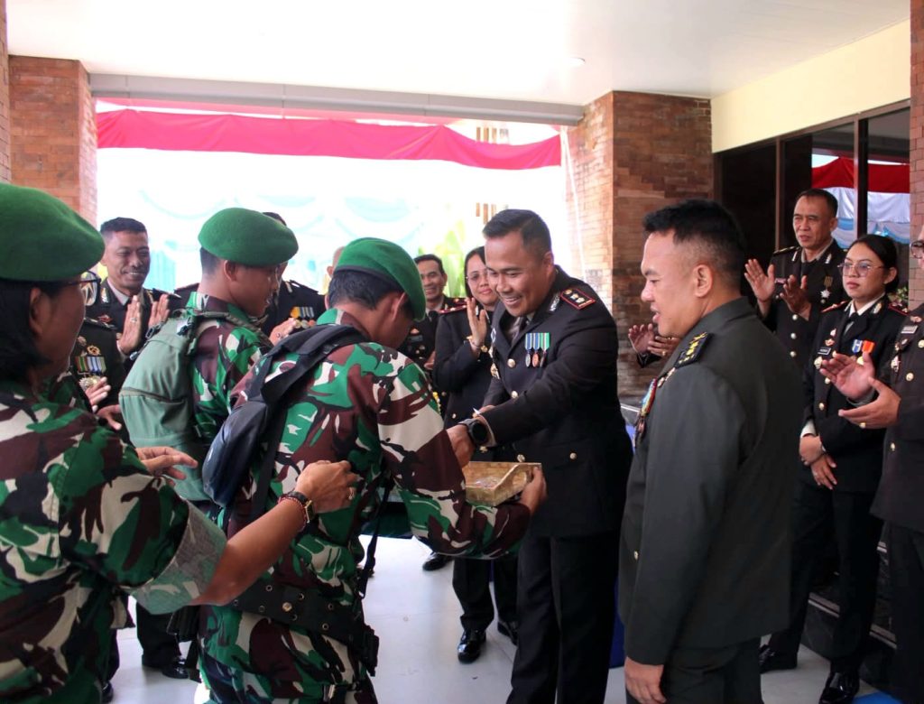 HUT Bhayangkara Berjalan Khidmat, Kasdim Badung Sambangi Polresta Ucapkan Selamat dan Solidaritas