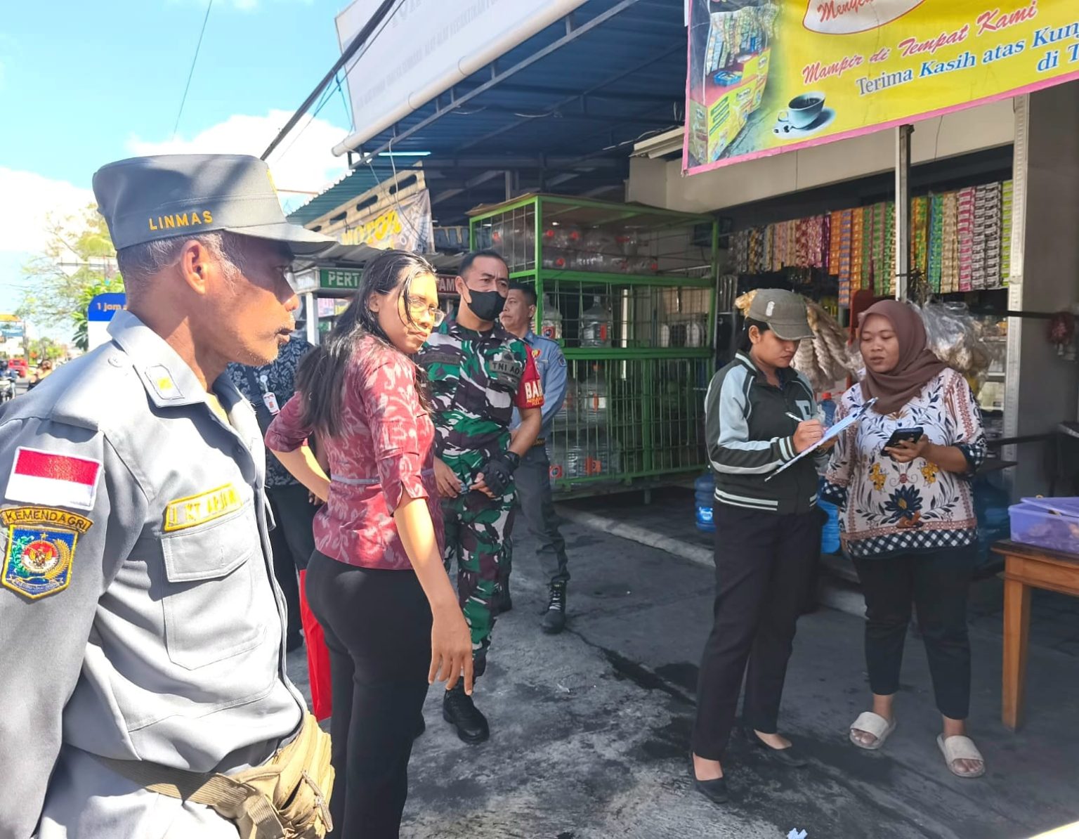 Kembalikan Fungsi Trotoar: Pemkot Denpasar Gandeng Babinsa Tertibkan PKL di Renon