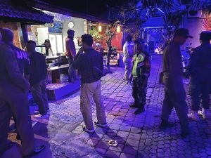 Tekan Gangguan dan Atur PKL di Trotoar, Babinsa dan Pol.PP Laksanakan Patroli Malam di Kuta Utara