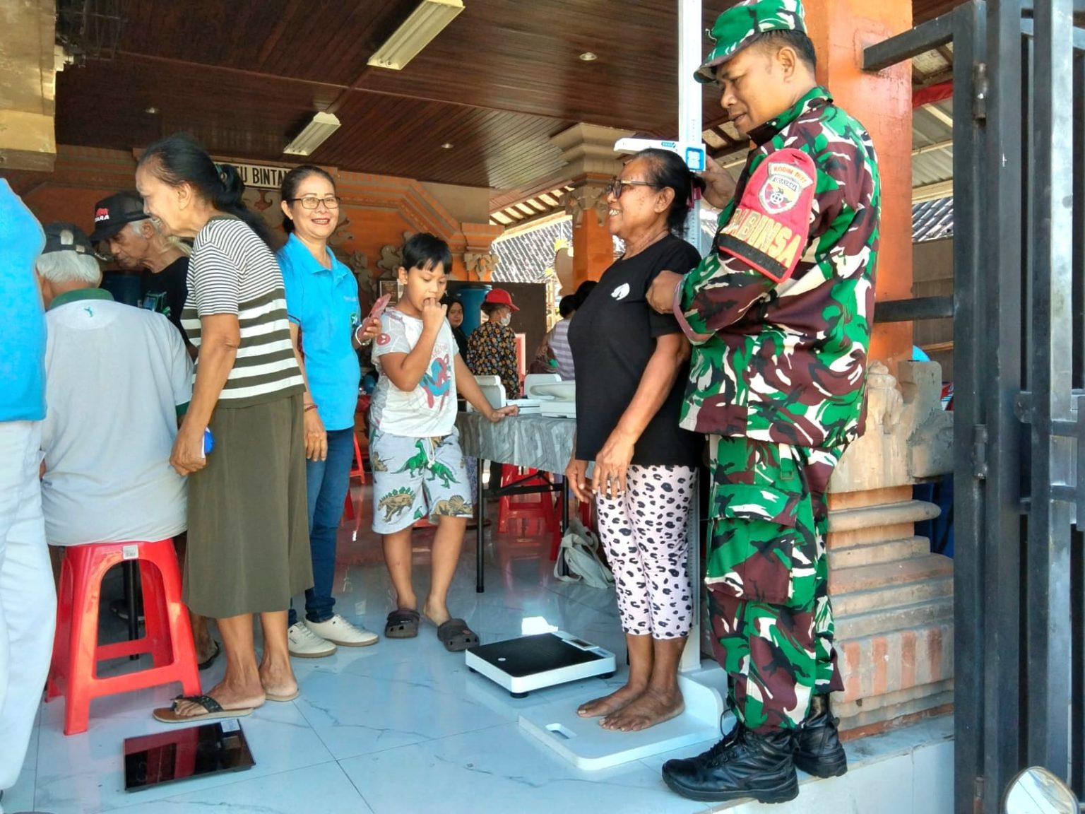 Bersama Puskesmas, Babinsa Rutin Pantau Kesehatan Warga Lewat Posyandu