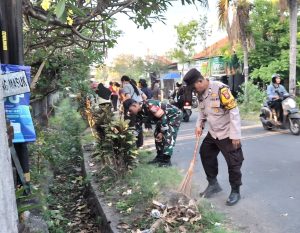Jaga Kenyamanan Bersama, Babinsa Ajak Warga Sesetan Jadikan Kerja Bakti Kebiasaan Rutin