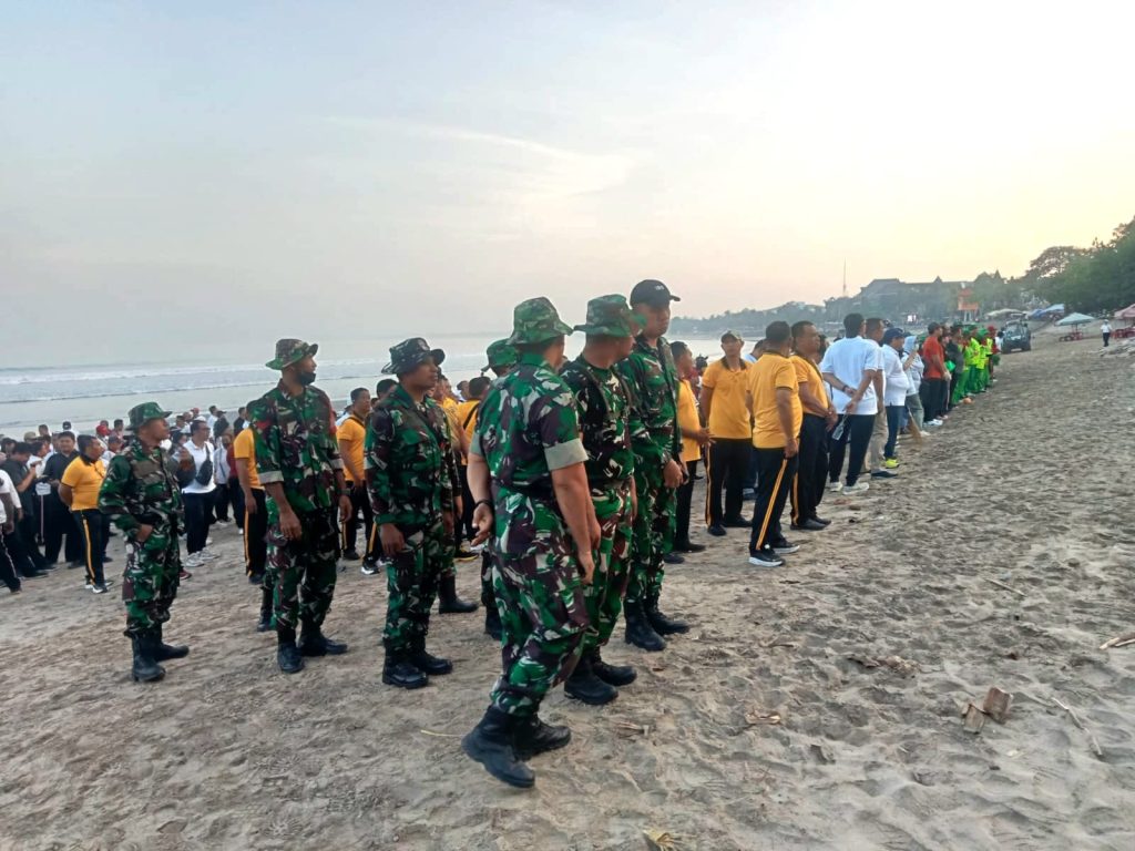 Sinergi Lintas Instansi: Bersama Kodim 1611/Badung Padukan Tenaga Bersihkan Pantai Kuta Jaga Ikon Wisata