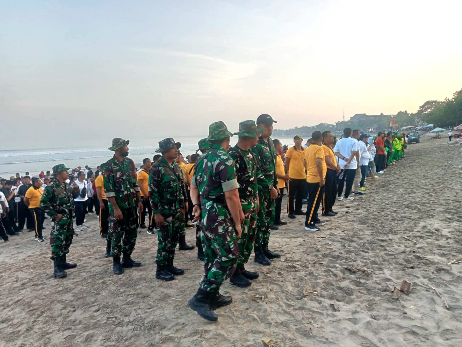 Sinergi Lintas Instansi: Bersama Kodim 1611/Badung Padukan Tenaga Bersihkan Pantai Kuta Jaga Ikon Wisata